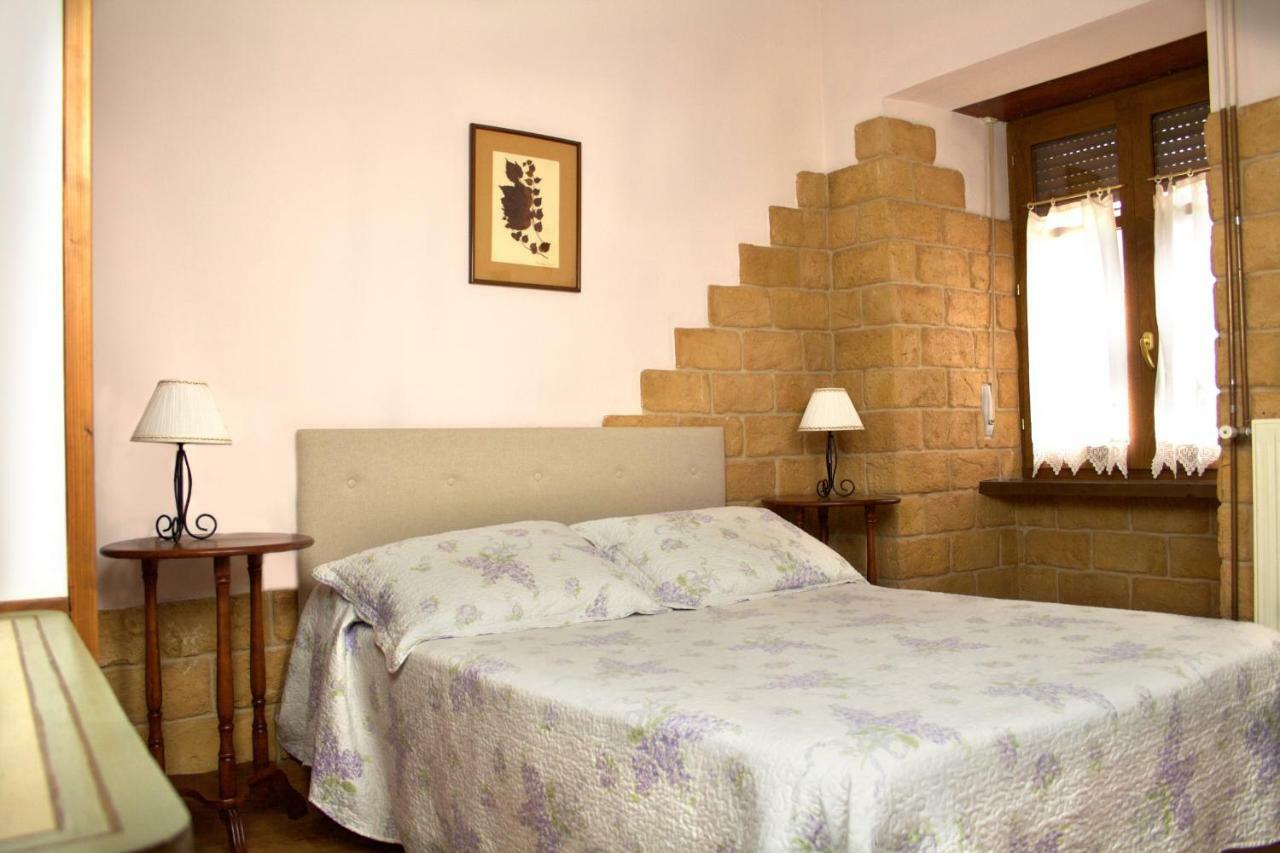 Hostal El Palacio Valencia de Don Juan Exterior photo